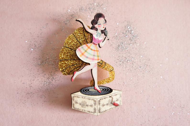 Laliblue Pin up Singer brooch