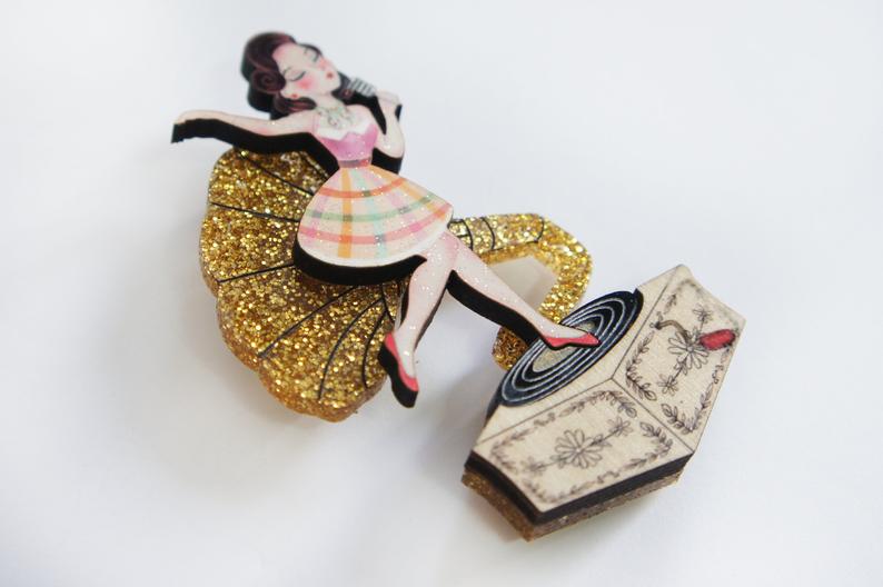 Laliblue Pin up Singer brooch