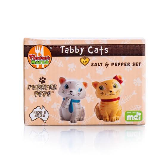 Salt and pepper set tabby cat